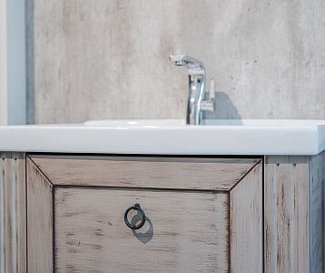 Detail čela zásuvky umývadlovej skrinky ANTIK SUPZ 70 v prevedení s patinou