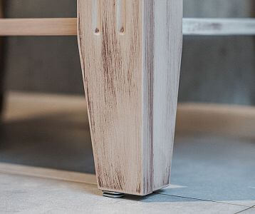 Detail frézovanej nohy umývadlovej skrinky ANTIK