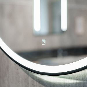 Detail kúpeľňového zrkadla OREO ZCO 80 s vypínačom