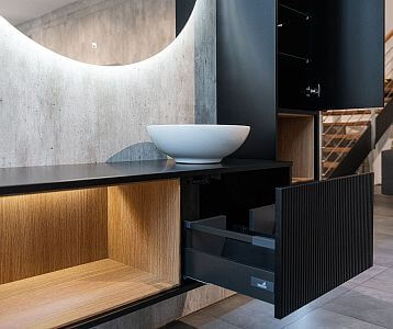 Detail umývadlovej skrinky s otvorenou zásuvkou a nikou s LED osvetlením